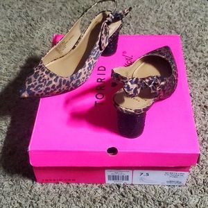 Betsy Johnson Leo Cylinder Heel  Pumps